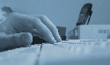 Hand auf einer Computertastatur