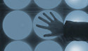 Ausgestreckte Hand vor Grafik